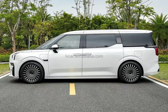 ZEEKR 009 6人座豪華MPV 116kWhバッテリー容量と0.5時間の充電時間